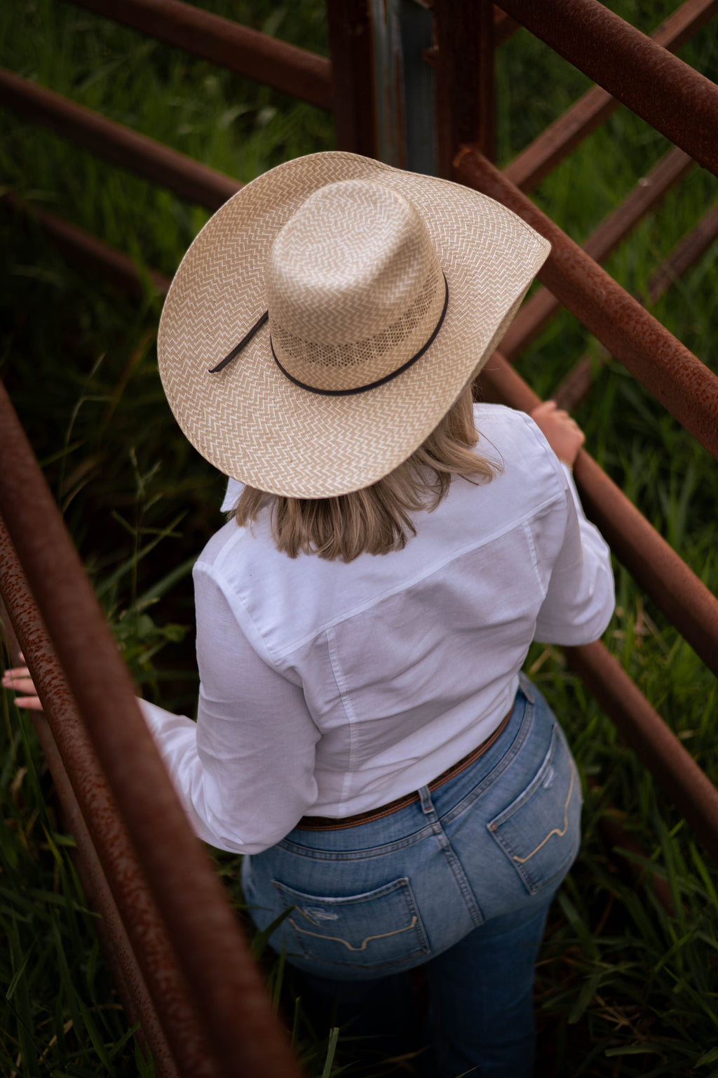 Women's linen work shirt with double-stitched back and wide shoulders for movement